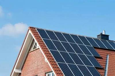 有屋頂就能裝？家用太陽能與風能發電站安裝全解析